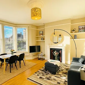 Apartment Bright, Spacious With Off-road Parking